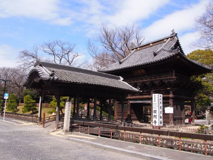 鑁阿寺「太鼓橋と桜門」の写真です。