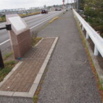 「渡良瀬橋歌碑」のある歩道の計測写真です。