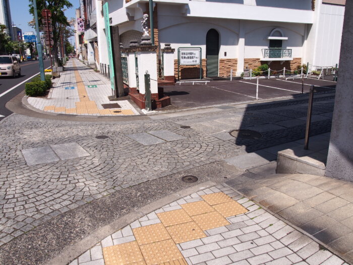 鑁阿寺 大門通り入り口の写真です。