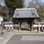 長林寺 参道と山門の写真です。
