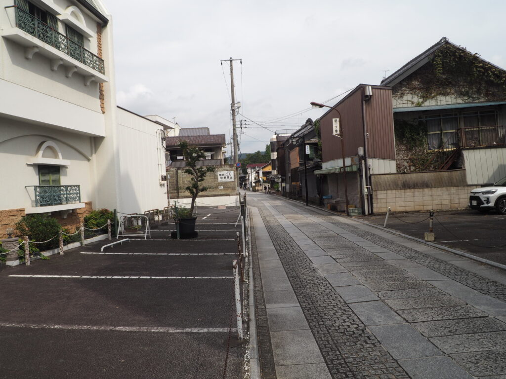 鑁阿寺大門通りの写真です。