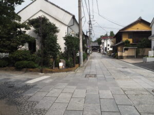 鑁阿寺大門通りの写真です。