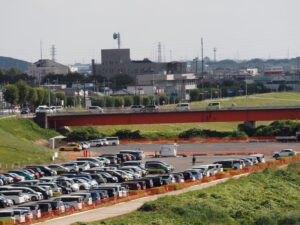 中橋アーチ頂上から臨む足利市の風景写真です。