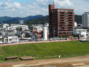 中橋アーチ頂上から臨む足利市の風景写真です。