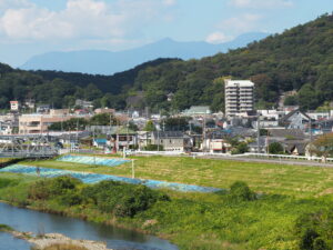 中橋アーチ頂上から臨む足利市の風景写真です。