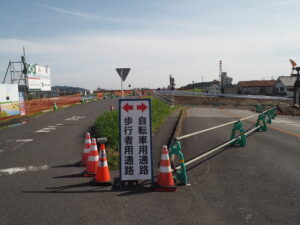 足利市駅北交差点から東に向かう道路の写真です。