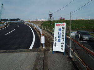 通行可能となった足利市駅北道路の写真です。