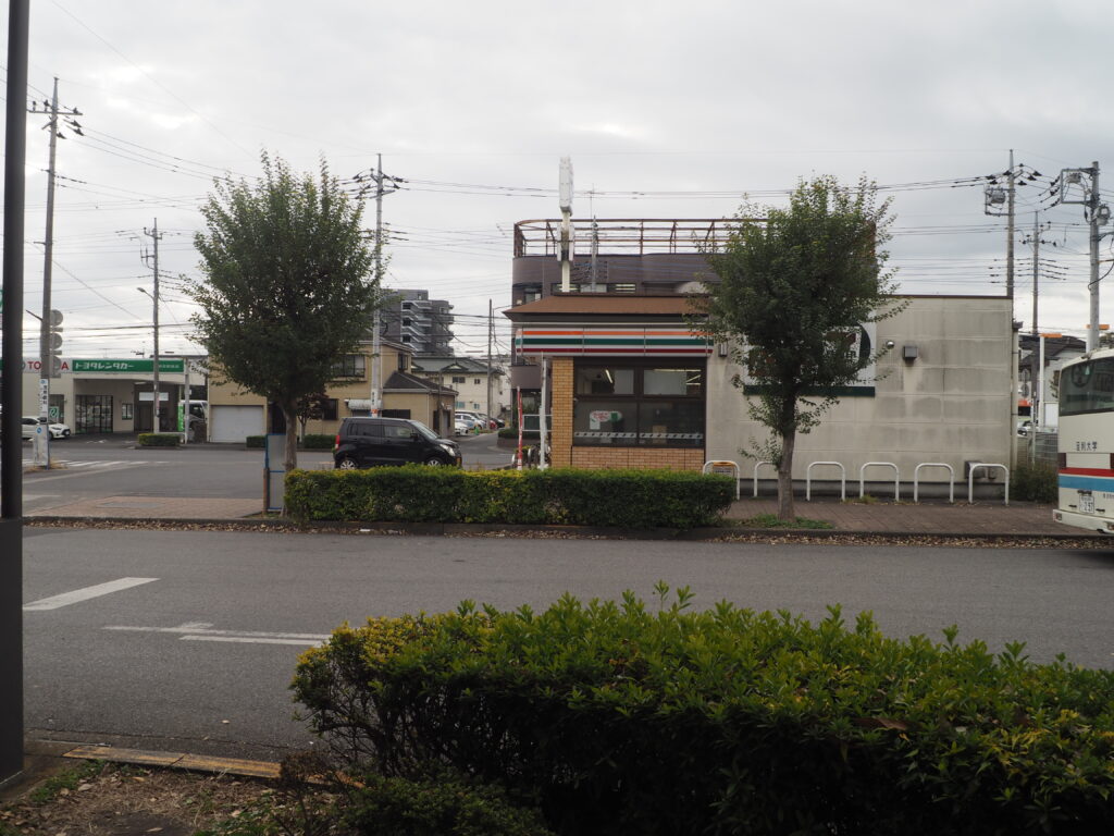 足利市駅南口前のコンビニエンスストアの写真です。