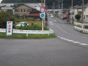 サイクリングロード迂回路の標識の写真です。