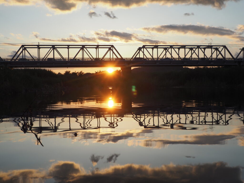 ＦＭＤＡＭＯＮＯ：観覧席に飾られた渡良瀬橋夕景の写真です。