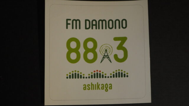FM　DAMONOのロゴステッカーの写真です。
