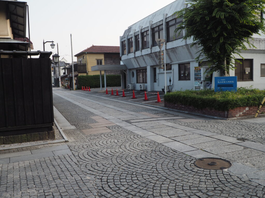 鑁阿寺太鼓橋前の丁字路の写真です。