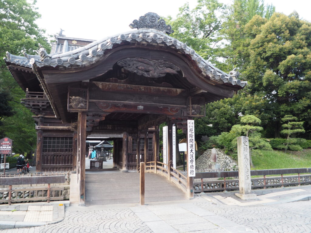 鑁阿寺太鼓橋と山門の写真です。