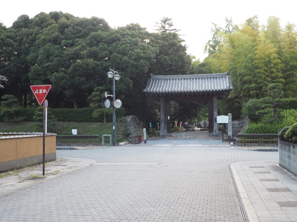 鑁阿寺東門付近の写真です。