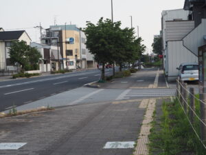 国道293号線の歩道の写真です。