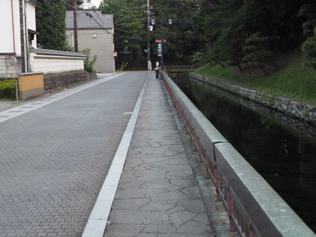 鑁阿寺堀沿いの歩道の写真です。