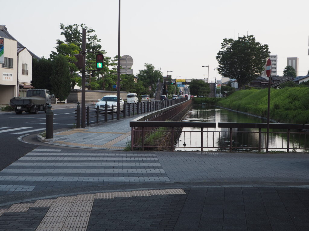 足利学校の北東交差点付近の写真です。