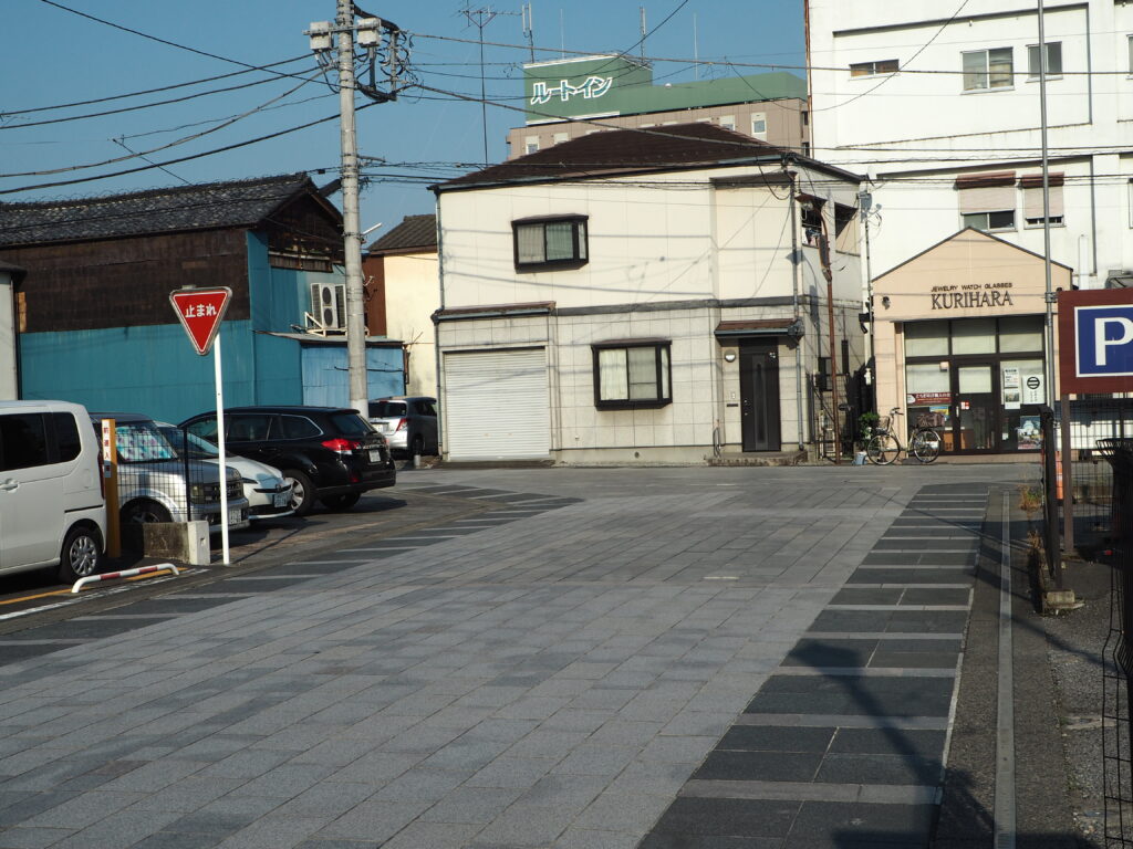 美術館通り駐車場前の道路の写真です。