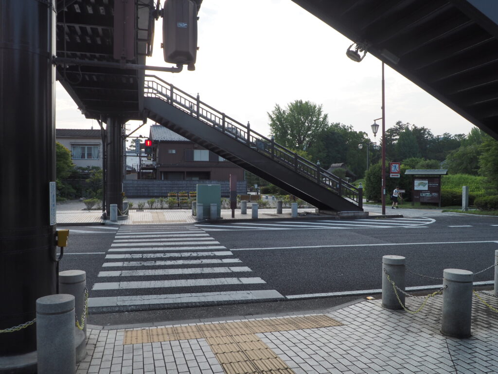 太平記館西口前の歩道橋と横断歩道の写真です。