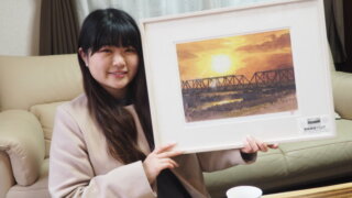 いせやともかさんと水彩画「渡良瀬橋」の写真です。