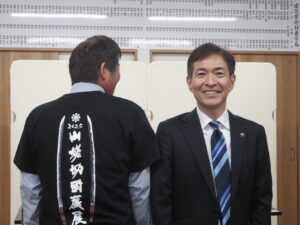 早川尚秀足利市長さんと筆者の写真です。Permission-to-post-granted-by-the-granted-by-the-mayor