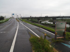 迂回路の標識から振り返り、緑橋方向を臨む写真です。