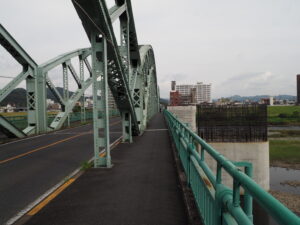 中橋の歩道の写真です。