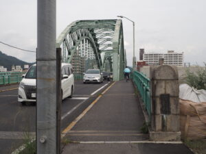 中橋の歩道の写真です。