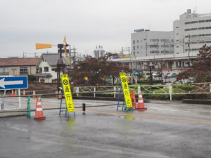 市駅北交差点から市駅に向かう通行止めゲートの写真です。