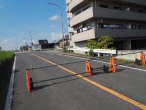 中橋北交差点の通行止めゲートの写真です。