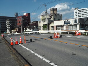 中橋北交差点東側堤防道路2つ目の通行止めゲートの写真です。