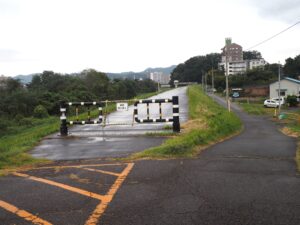 堤防沿いの道路：車両進入禁止のゲートの写真です。