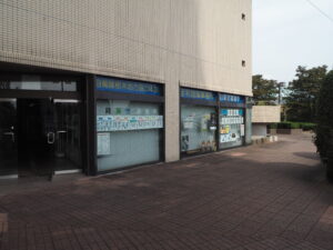 足利市駅構内の歩道の写真です。