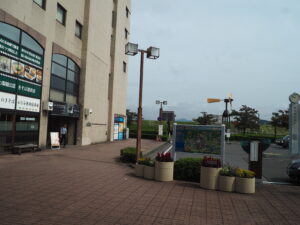 足利市駅構内の歩道の写真です。