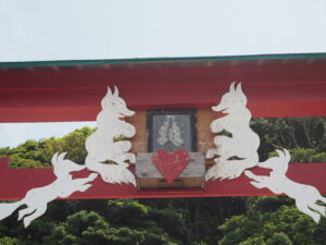 鳥居の上の賽銭箱：山口県長門市にある元乃隅神社の鳥居の写真です。