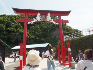 鳥居の上にある賽銭箱：山口県長門市にある元乃隅神社の鳥居の写真です。