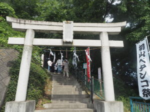 ペタンコ祭り：女浅間神社鳥居の写真です。