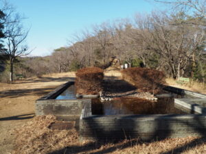 登山道の階段前の公園の写真です。