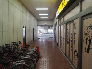 足利市駅：改札口外のトイレ方向の写真です。