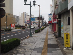 県道67号線沿いの歩道の写真です。