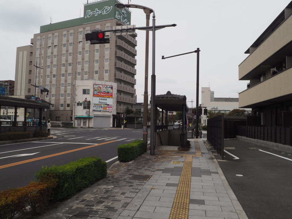 県道67号線沿いの歩道の写真です。