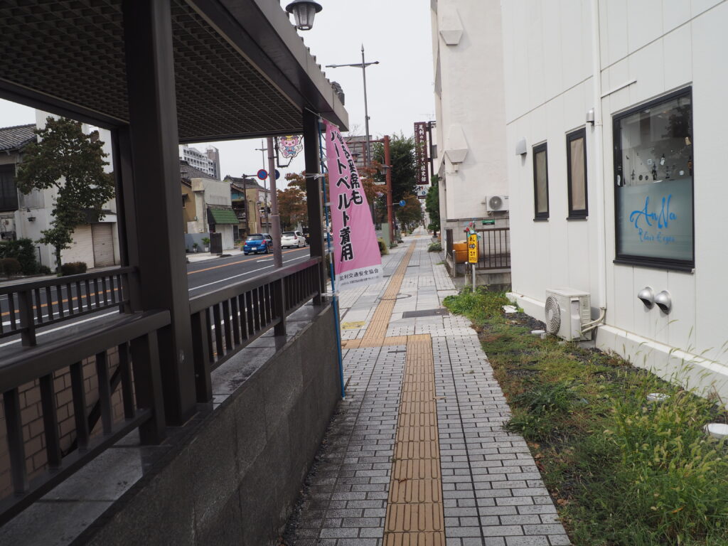 県道67号線の歩道の写真です。