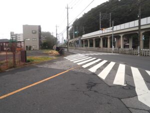 東武鉄道高架下の丁字路交差点の写真です。