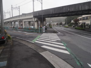 鐵道高架橋の下を通る道路の写真です。