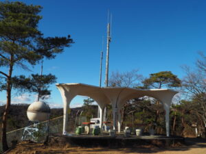 登山道の休憩所の写真です。