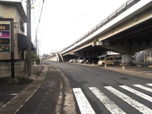 田中橋高架橋下に沿る道路の写真です。