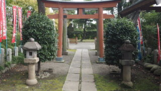 足利学校稲荷社：榊と灯籠の写真です。