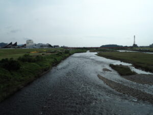 中橋の歩道から見る風景写真です。