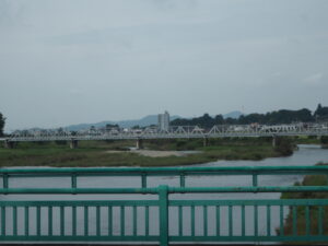 中橋の歩道から見る風景写真です。