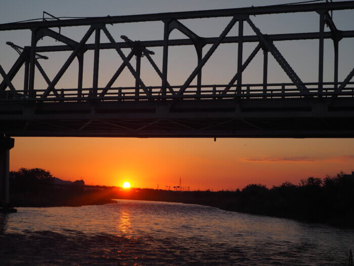 渡良瀬橋と夕日の写真です。